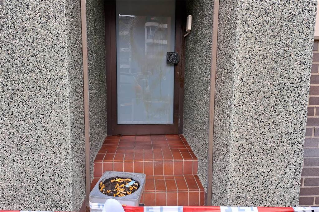 Großer Einsatz an der Polizeiwache Nord in Dortmund Diese Tür der Polizeiwache Nord wurde mit einer Flüssigkeit besprüht, die mutmaßlich denjenigen schaden sollte, die sie berühren.