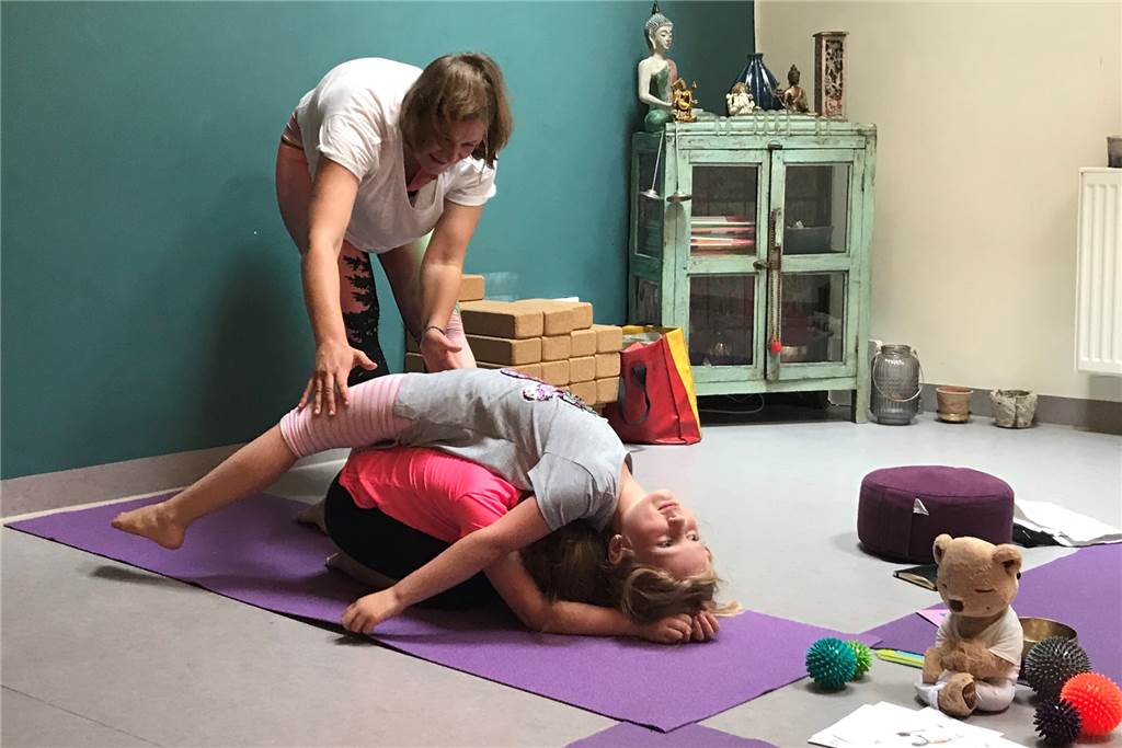 Wenn der Salamander beim Kinderyoga auf dem Stein liegt Diese Übung heißt Salamander auf dem Stein. Aurelia und Helen hat sie am besten gefallen. Auch wegen des schönen Namens.