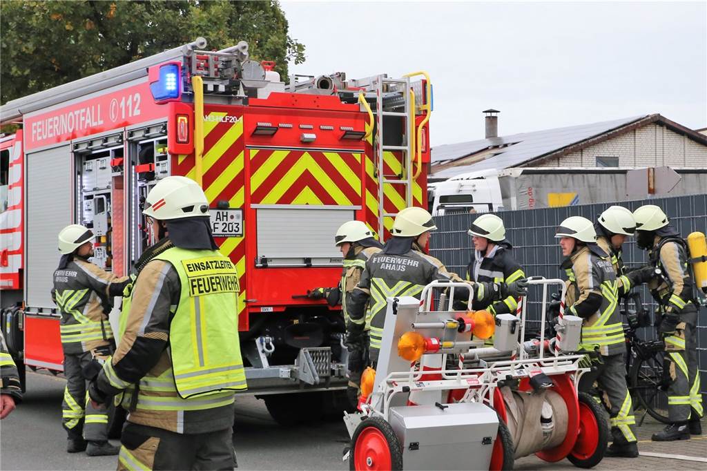 Mit Video: Lkw brennt, Menschen in Gefahr – knifflige Lage für Feuerwehrkräfte Diese Übung war der zweite Abschnitt der gemeinsam Herbstübung der Löschzüge Wessum, Ottenstein und Alstätte.