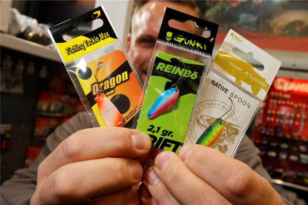 Diese ultraleichten Miniköder werden als Spoons bezeichnet. Es gibt sie in allen Farbvarianten, damit sie bei unterschiedlichen Gewässertrübungen sichtbar sind.
