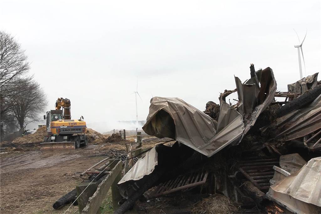 Nach Brand auf dem Pferdehof: Wehr und THW arbeiten Hand in Hand Diese verbrannten Bauteile sind die Überreste des ehemaligen Lagers.