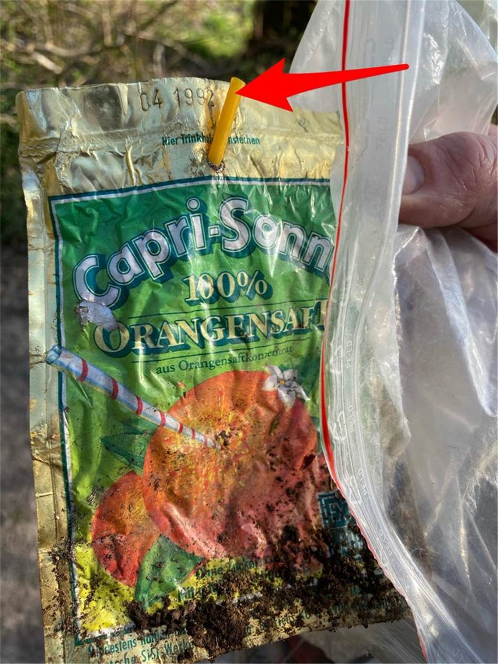 Dirk Kreckel sammelt täglich Müll – und findet schon mal Überreste aus dem alten Jahrtausend Diese Verpackung einer Capri-Sonne trägt das Verfallsdatum April 1992 – sieht jedoch aus, als habe man sie erst vor Kurzem weggeworfen.