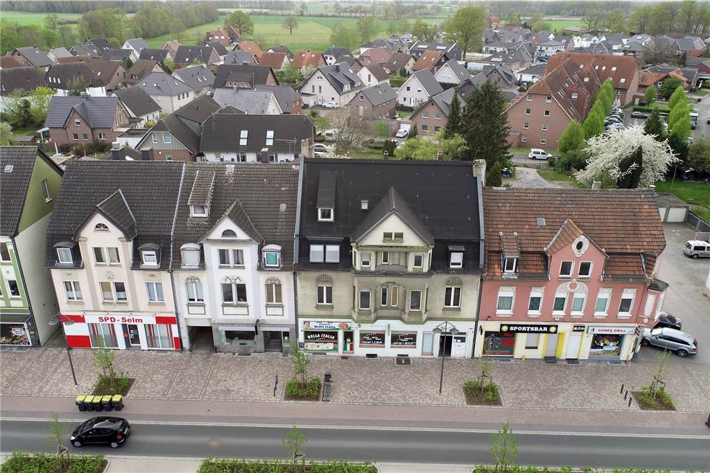 Acht Häuser an Kreisstraße werden abgerissen: War Denkmalschutz ein Thema? Diese vier Häuser gehören zu denen, die die Stadt gekauft hat und abreißen möchte.
