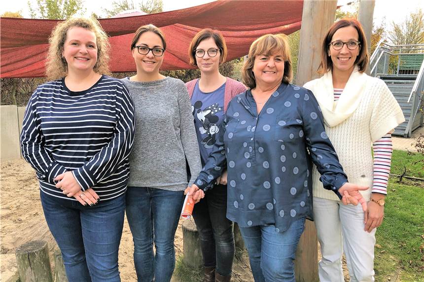 Losglück für Kita: Erst funkt der Förderverein SOS, dann gewinnt er den Bildungsscheck Diese vier Kita-Mütter und Kita-Leiterin Marlies Welzbacher (2.v.r.) sind gerade richtig happy: Sie haben den Bildungsscheck des Lensing Media Hilfswerks gewonnen.