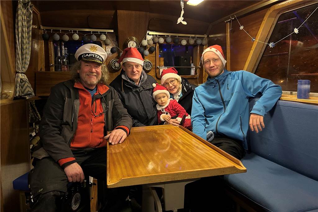Heiligabend auf dem Wasser unterwegs: Das Weihnachtsboot in Dorsten Diese Weihnacht wird vielleicht an Bord gefeiert. Nobel Kolten, Dirk Schwarzmann, Silke Schwarzmann mit Enkel Erik Schwarzmann und Marcel Brautzsch (v.l.) sitzen am Gemeinschaftstisch.