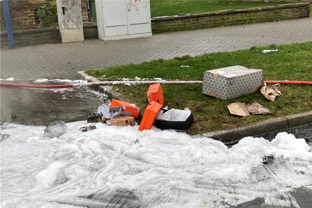 Diese wenigen Pakete konnten aus dem Fahrzeug geborgen werden.