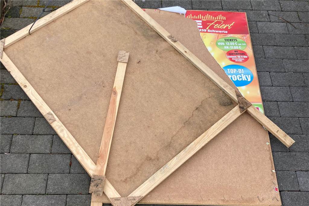 Vandalismus-Ärger vor Ü30-Party: Werbetafeln umgetreten und gestohlen Werbetafeln liegen am Boden.