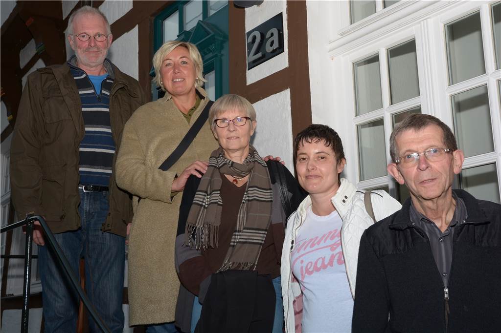 Sterbende begleiten: Diese Ängste und Erwartungen haben die neuen Helfer im Hospizdienst Diese Werner möchten sich ehrenamtlich engagieren, Sterbenden und Angehörigen in schwierigen Zeiten beistehen: Die Ausbildung zum ehrenamtlichen Mitarbeiter bei der Hospizgruppe machen zurzeit (v.l.) Hubert Brosterhues, Iris Schindelbauer, Elfriede Pfeiffer-Kuckler, Anika Wilms-Parkosch und Karl-Josef Dieckmann.