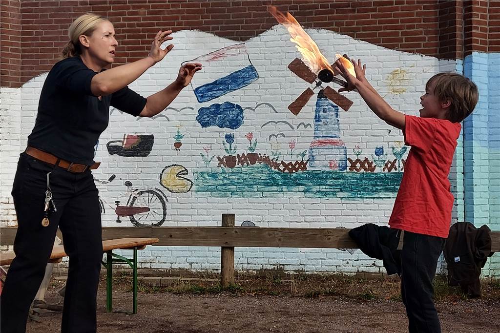 Projektwoche: Schermbecker Schüler werden zu Artisten Diese Woche wird auch mit Feuer trainiert.