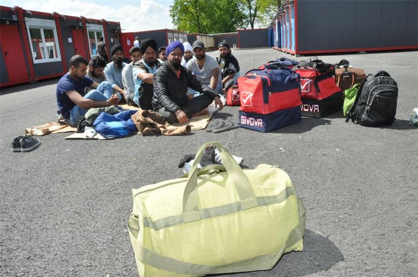 Nach Gespräch mit Stadt: Flüchtlinge hungern weiter Diese zehn Flüchtlinge aus Indien sind im Hungerstreik. Sie wollen unter den derzeitigen Umständen in der Selmer Unterkunft nicht mehr leben.