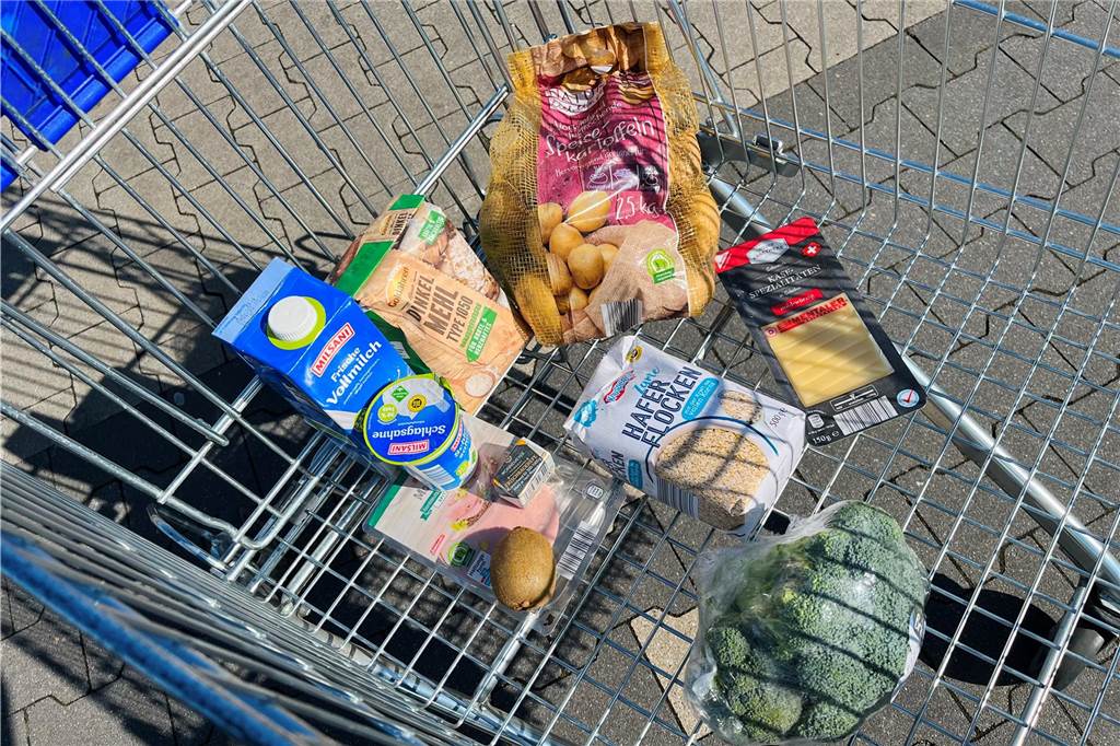 Kassenbon aus 2018 nachgekauft: Discounter-Preise steigen immer weiter Ein Einkaufswagen mit verschiedenen Lebensmitteln.