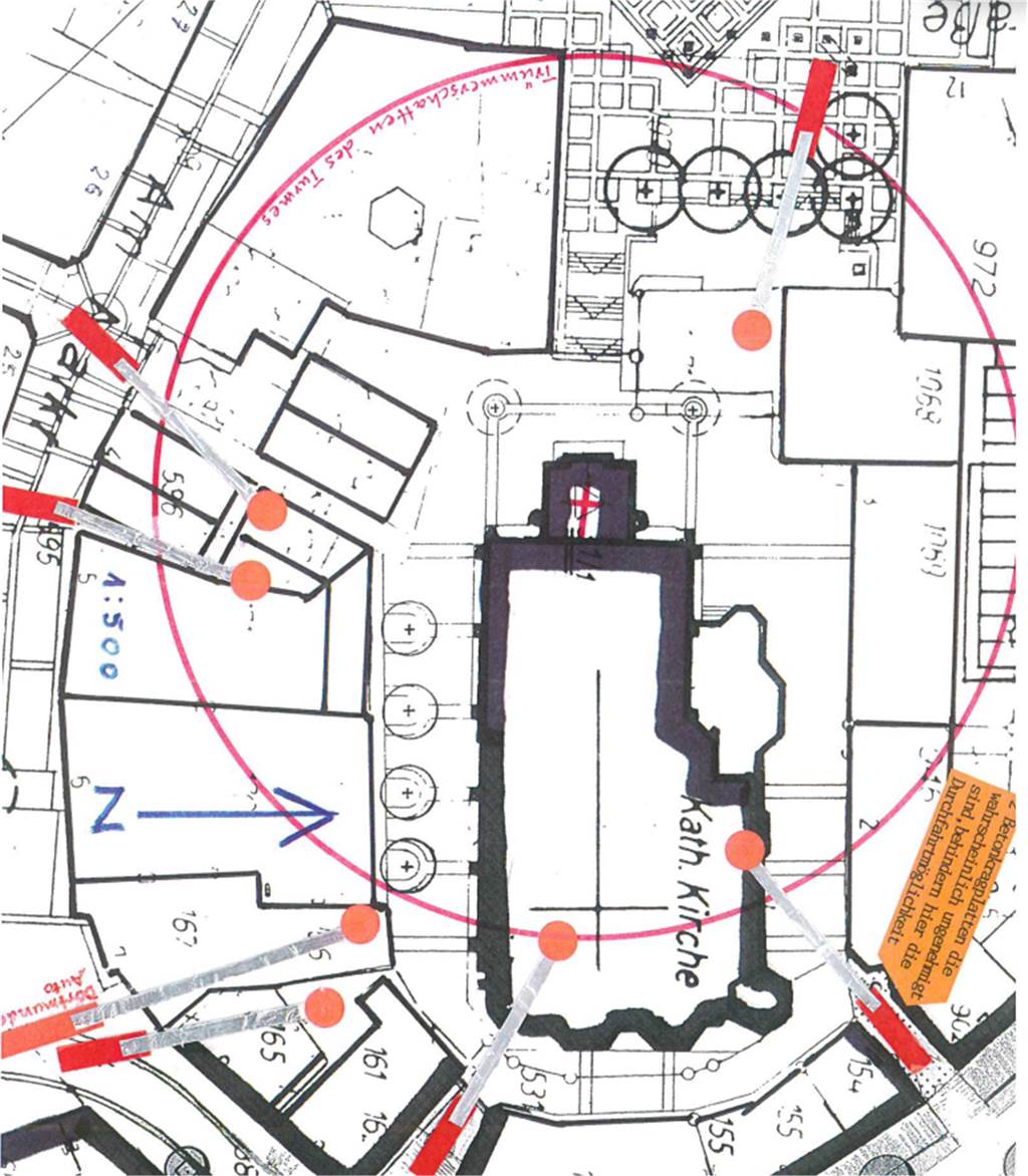 So gut wie sicher: Bormanns Brunnen bleibt, drei Castroper Quader müssen weg Diese Zeichnung zeigt die Kirche im Zentrum. Rundherum hat Bormann den Trümmerschatten bei einem Zusammenbruch des Turms eingezeichnet. Und die Aufstellmöglichkeiten für die Feuerwehr, die er erkennt, mitsamt der Länge der Drehleiter.