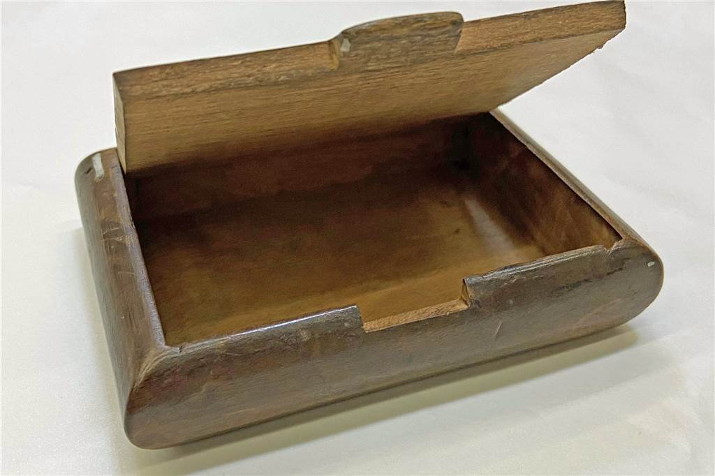 Einzigartige historische Sammlung: Eine Spur führt nach Castrop-Rauxel Diese Zigarettendose ist Bestandteil der Sammlung Abresch, die die Stiftung Haus der Geschichte NRW angekauft hat. In Castrop-Rauxel schenkte ein russischer Gefangener sie einem deutschen Soldaten.