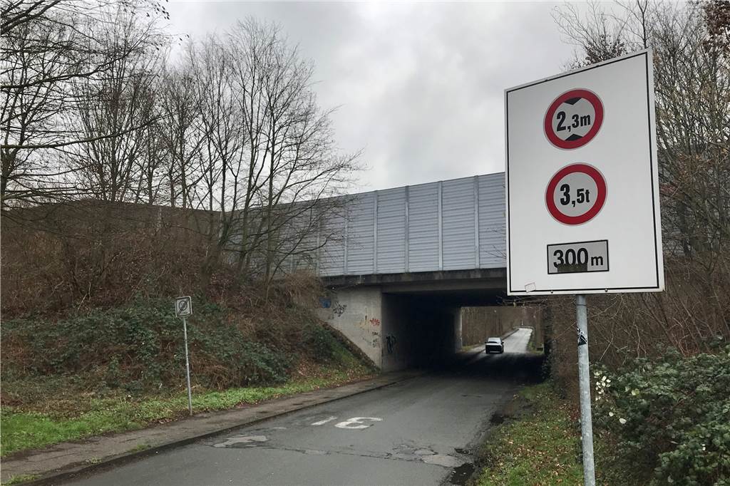 Auf Navi vertraut: Rettungswagen raste gegen die Brücke Lambertstraße Diese Zusatzbeschilderung schon vor der Autobahn-Unterführung ist 2013 nach dem Unfall des Paketlieferanten auf politische Initiative hin dazu gekommen.
