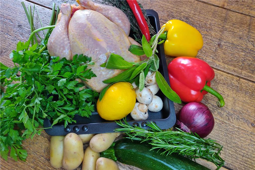 Tipps vom Profikoch: So wird ein ganzes Hähnchen im Ofen nicht trocken Diese Zutaten werden für das Hühnchen-Gericht benötigt.