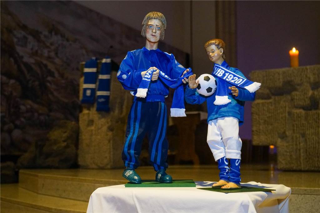 Neue Figuren in der Kirchhellener Krippe: So präsentiert sich der VfB Diese zwei Figuren ziehen neu ein: Sie repräsentieren die Alten Herren und die Jugend des VfB Kirchhellen.