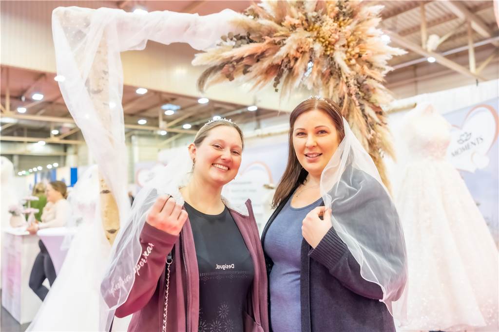 Brautmode 2023: Expertin hat einen überraschenden Trend ausgemacht Jennifer Oelschner (35) und Larissa Süthold (32)