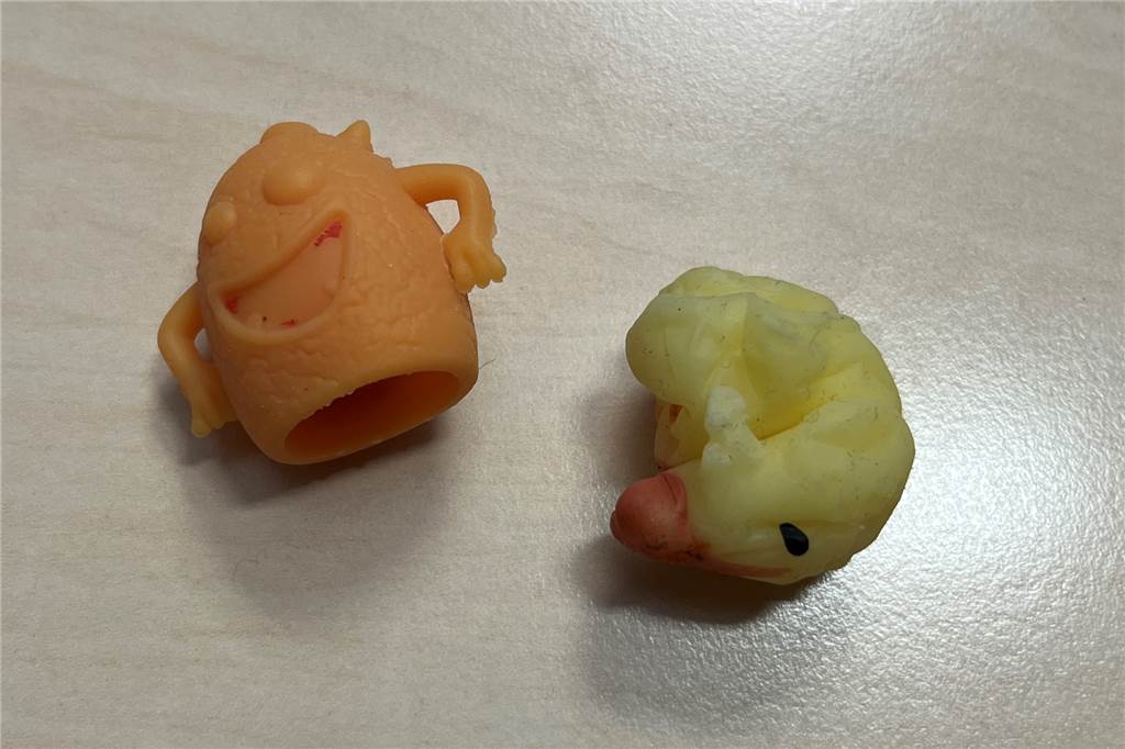 Eine kleine Zeitreise: Funktioniert dieser alte Automat noch? Ein oranges Monster-Spielzeug und eine zerknautschte Gummi-Ente liegen auf einem Tisch.
