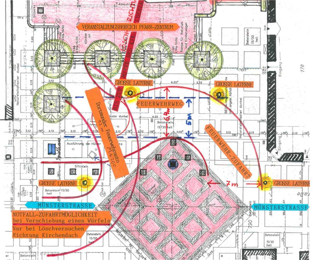 So gut wie sicher: Bormanns Brunnen bleibt, drei Castroper Quader müssen weg Diese zweite Zeichnung von Jan Bormann zeigt den Lambertusplatz zwischen Münsterstraße (unten) und den tiefer liegenden Gemeindehaus-Räumen. Hier sind die Quader zu erkennen und die Brunnensäule (dunkel), die Laternen (gelbe Lichtkränze), das Kinderspielhaus (in blau) und die möglichen Fahrtwege eines großen Feuerwehrautos zur den Aufstellflächen. Dafür müsste man nur einzelne Quader verschieben, meint der Künstler.