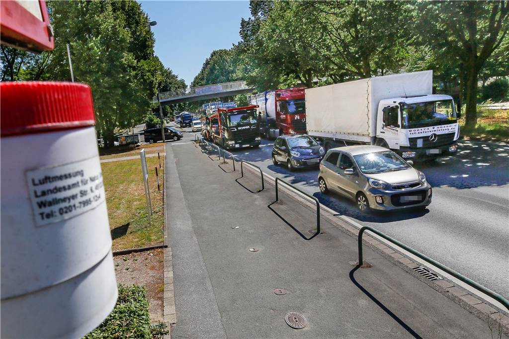 Durchfahrverbot auf der B1: Großteil der Lkw hält sich nicht dran Dieselfahrzeuge gelten als Hauptverursacher der Stickoxid-Belastung an der B1, die an zwei Stellen gemessen wird.