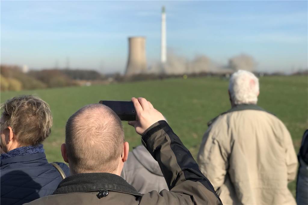 Kraftwerk Knepper gesprengt - Fotos, Videos, Stimmen und alle Infos Diesen Blick von der Dorlohstraße aus haben viele Besucher auf die Sprengung des Kesselhauses. Die Staubwolke ist gut zu sehen.