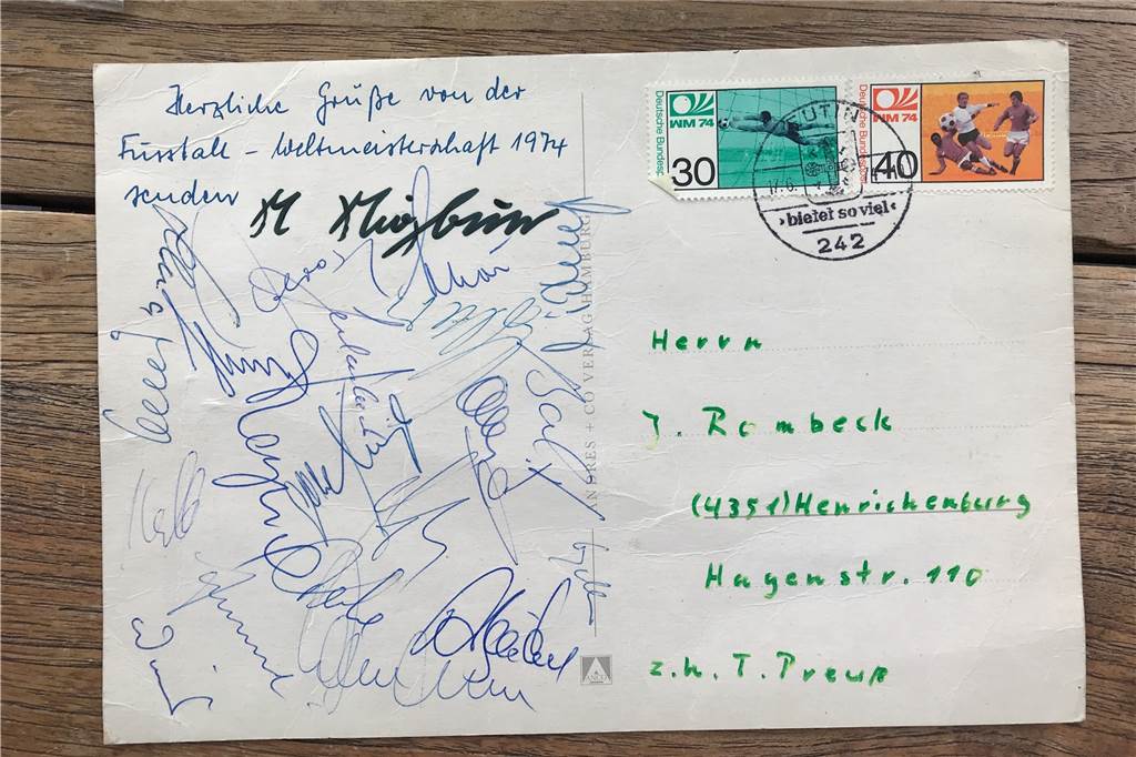 Schalke-Stars waren Stammgäste in der Ickerner Diskothek „Remember“ Diesen Gruß schickte die Fußball-Nationalmannschaft an Jürgen Rombeck von der WM 1974. Ganz oben hat mit schwarzem Filzer Norbert Nigbur unterschrieben.