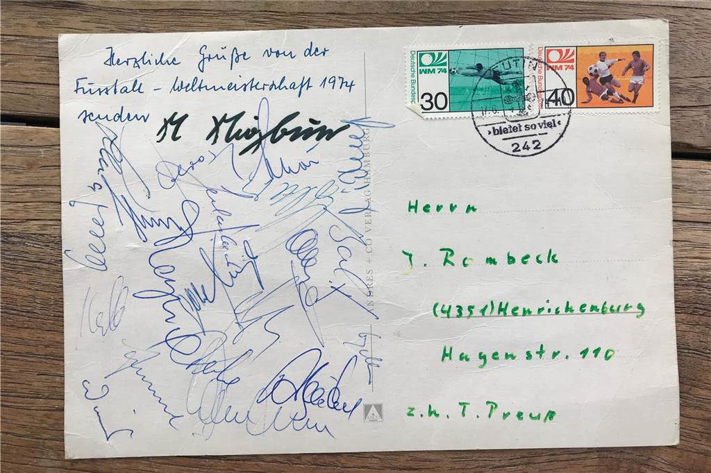Diesen Gruß schickte die Fußball-Nationalmannschaft an Jürgen Rombeck von der WM 1974. Ganz oben hat mit schwarzem Filzer Norbert Nigbur unterschrieben.