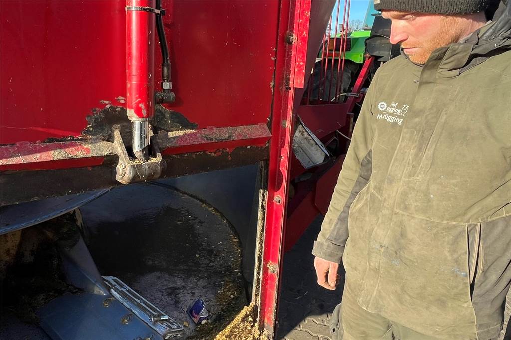 Landwirt Maik Brügging findet immer wieder Müll im Grünfutter Maik Brügging steht neben einem Futtermischwagen.