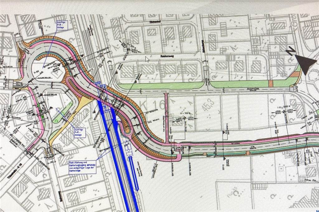 Halterns Politiker sehen erstmals Pläne für den Bahnhofstunnel in Sythen Diesen Plan von der neuen Straßenführung und Untertunnelung der Bahngleise am Sythener Bahnhof brachten Mitarbeiter des Kreises Recklinghausen mit ins Rathaus. Rechts die neue Trassenführung des Stockwieser Dammes, links die Einfahrt vom Schalweg in den Tunnel.