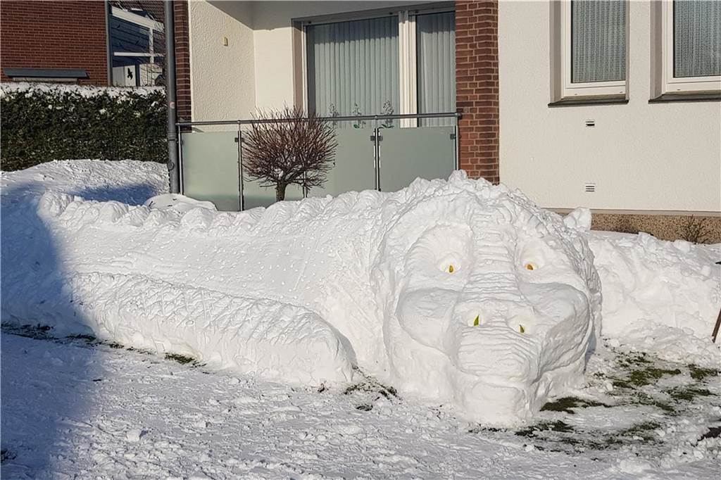 Ein Drache aus Schnee.