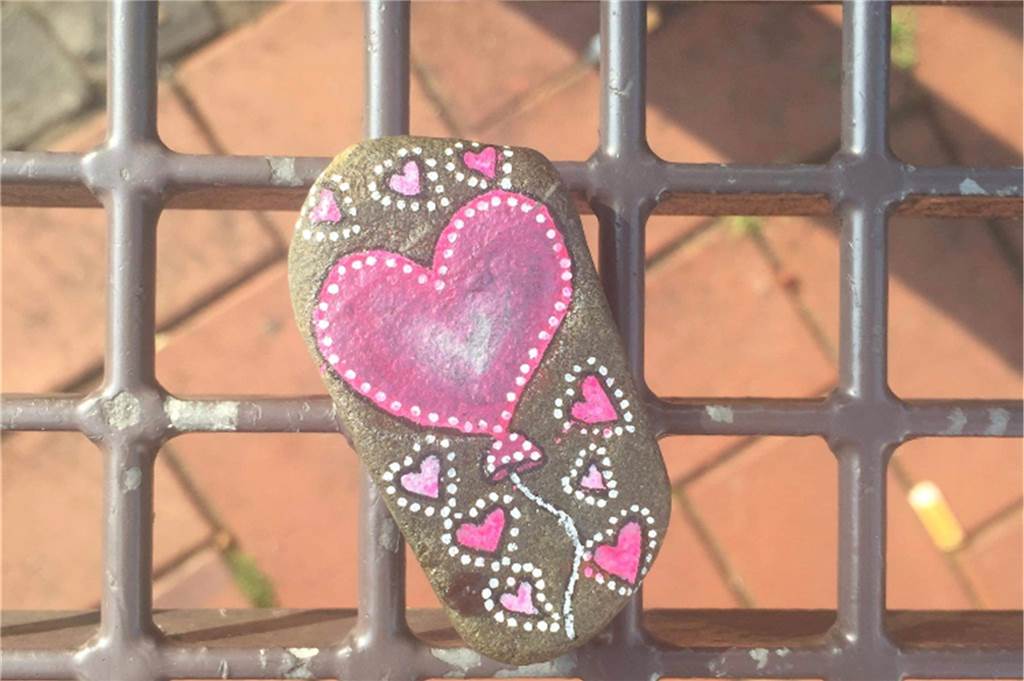 Wie kleine bunte Steine in Kirchhellen Freude verbreiten und wer dafür sorgt Diesen Stein fand Tochter Sarah (7). Dann nahm die Kunst seinen Lauf.