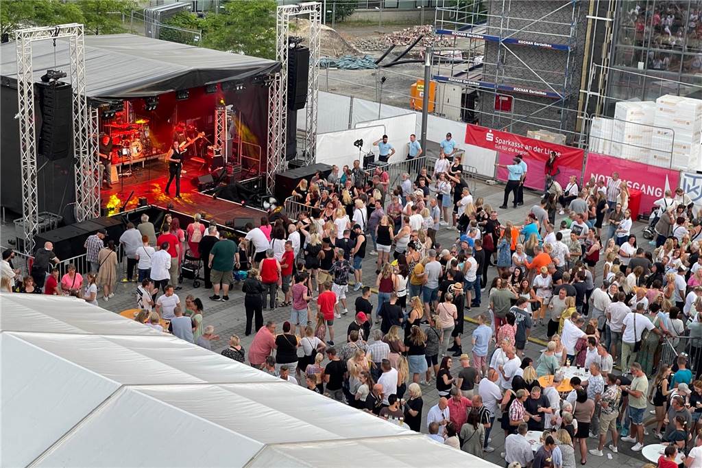 Logenplatz für das Stadtfest: Zu Besuch in einer der 104 Campus-Wohnungen Diesen unverstellbaren Blick auf die Konzertbühne haben die Mieter im vierten Stock genossen. Wer im Erdgeschoss wohnt, hat das Nachsehen.