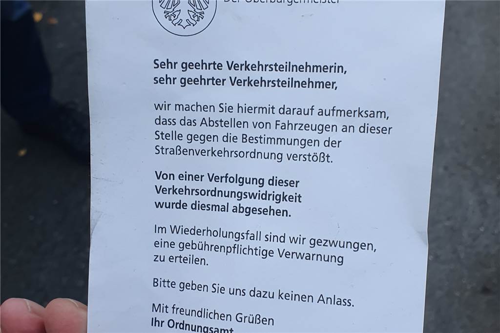 Aufregung um plötzlich strengere Falschparker-Kontrollen - „So ein Theater“ Diesen Zettel fanden viele Anwohner an ihre Scheibenwischer geklemmt.