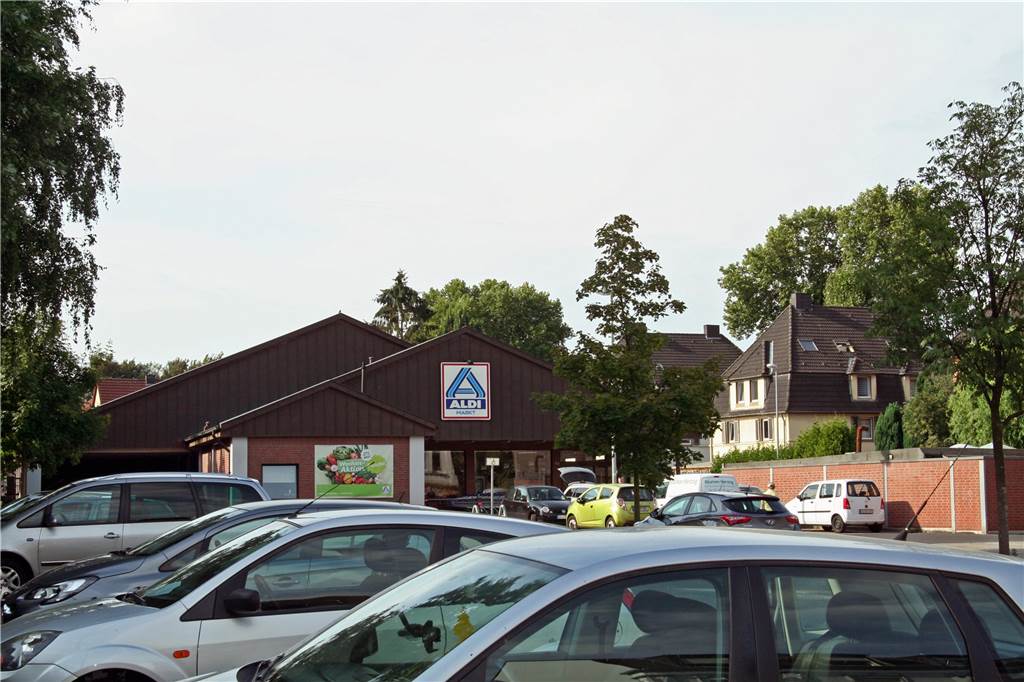 Martener Forum will mit Unterschriftenaktion Wohnungen retten Dieser Aldi soll abgerissen werden, damit hier und auf dem westlich gelegenen Areal ein neuer Markt gebaut werden kann.