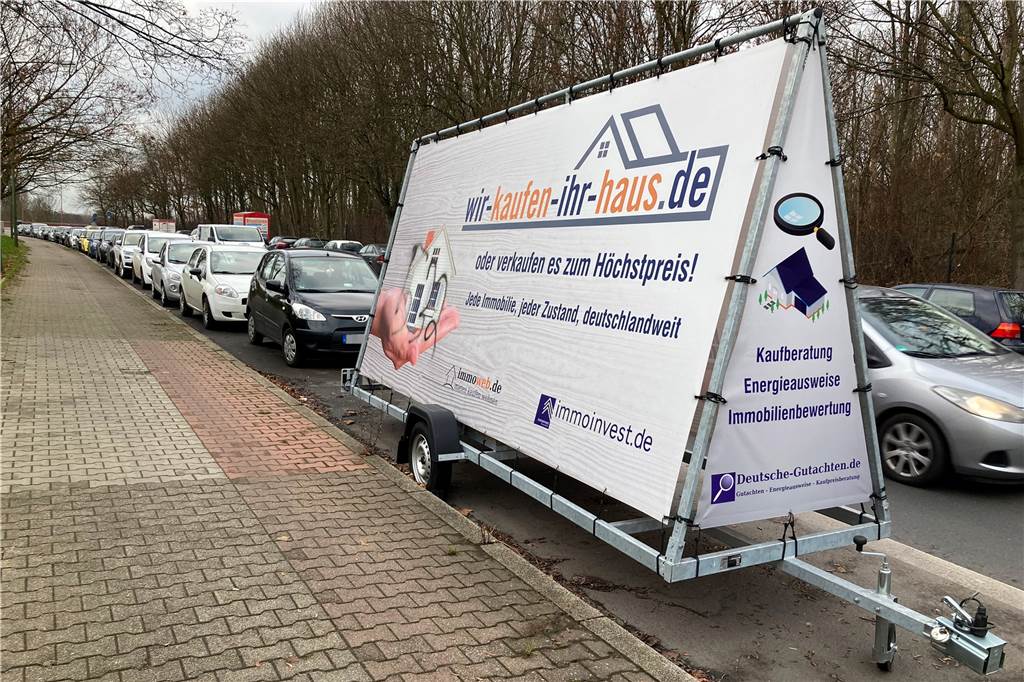 Dürfen die das? Werbefahrzeuge blockieren Parkplätze in Lünen Dieser Anhänger an der Konrad-Adenauer-Straße ist so gebaut, dass er nicht für Transportzwecke zu gebrauchen ist.