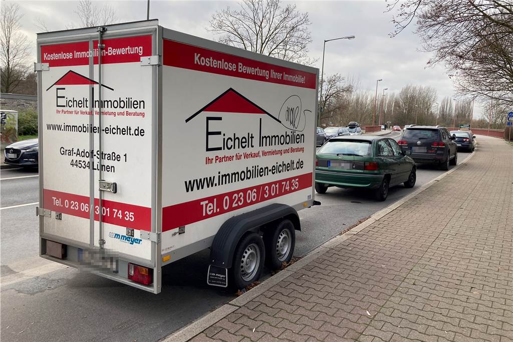 Dürfen die das? Werbefahrzeuge blockieren Parkplätze in Lünen Dieser Anhänger, der an der Konrad-Adenauer-Straße stand, ist im Gegensatz zu manch anderem Exemplar für Transportzwecke geeignet.