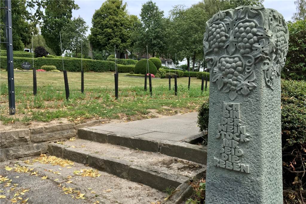 In einem Dortmunder Weinberg kann man sich jetzt auch begraben lassen Dieser ausgemusterte Grabstein passt nun bestens in den Eingangsbereich am Weinberg-Friedhof.