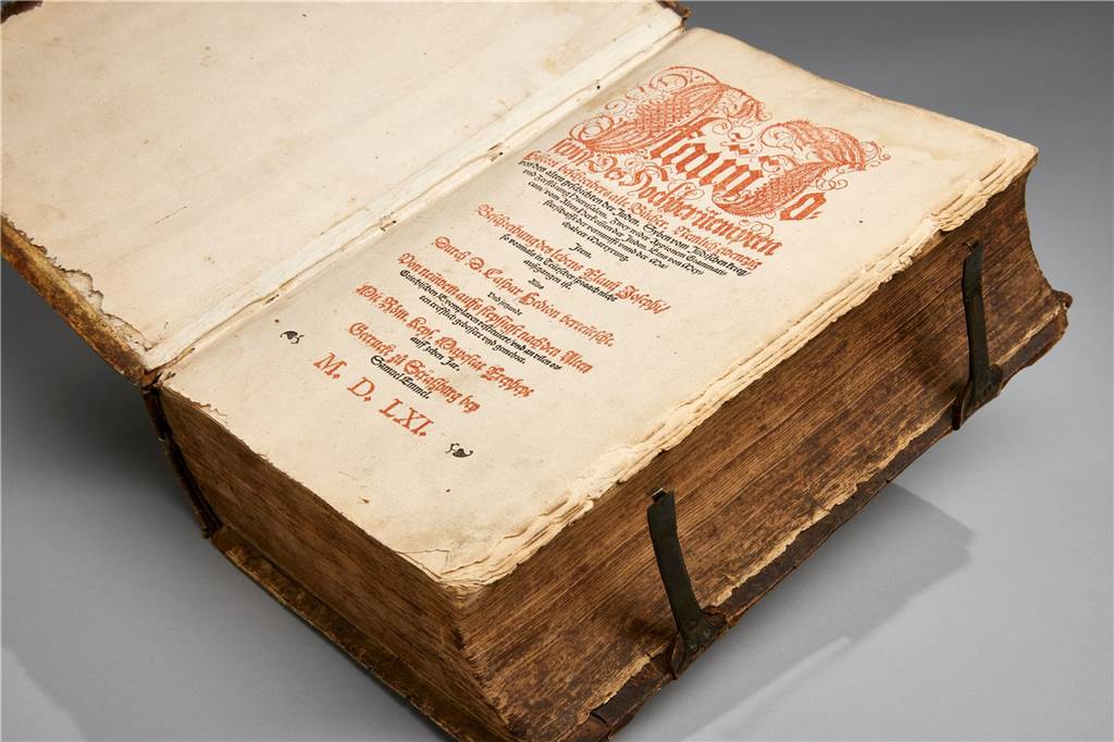 30 Lieblingsdinge: „Best-of-Buch“ der Sammlung des Jüdischen Museums Dorsten Altes Buch.
