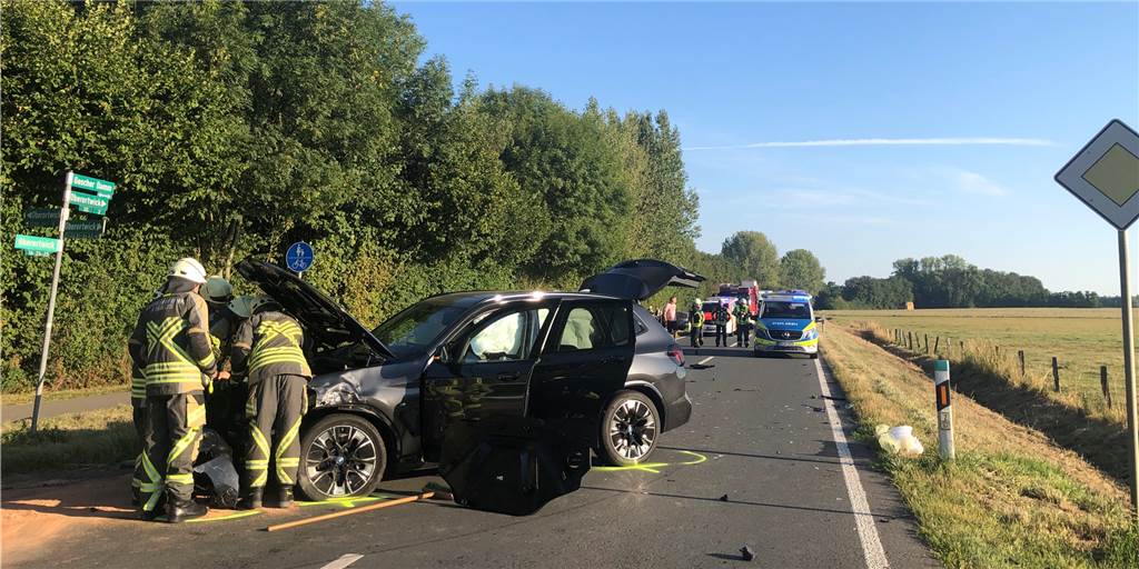 Autos kollidieren auf dem Gescher Damm – 21-Jähriger schwer verletzt Dieser Blick in Richtung Ahaus zeigt eines der beiden Fahrzeuge, die auf dem Gescher Damm kollidiert sind.