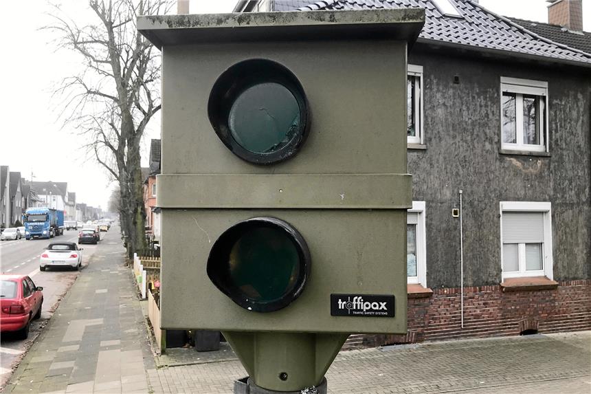 Zwölf Fakten zu den Blitzern in Castrop-Rauxel Dieser Blitzer steht seit 1994 an der Leveringhauser Straße am Ortseigang aus Richtung Waltrop bei Tempo 50.
