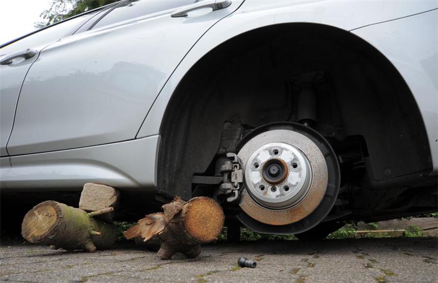Wieder Reifen von Autos in Schwerte abmontiert Dieser BMW wurde im Juli 2015 in Villigst aufgebockt. Die Reifen wurden gestohlen.