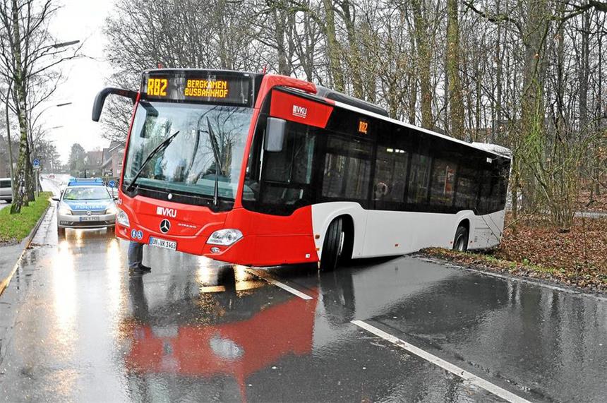 Goetheweg in Werne - Bus landet in Böschung Dieser Bus geriet am Dienstagnachmittag in die Böschung am Goetheweg.