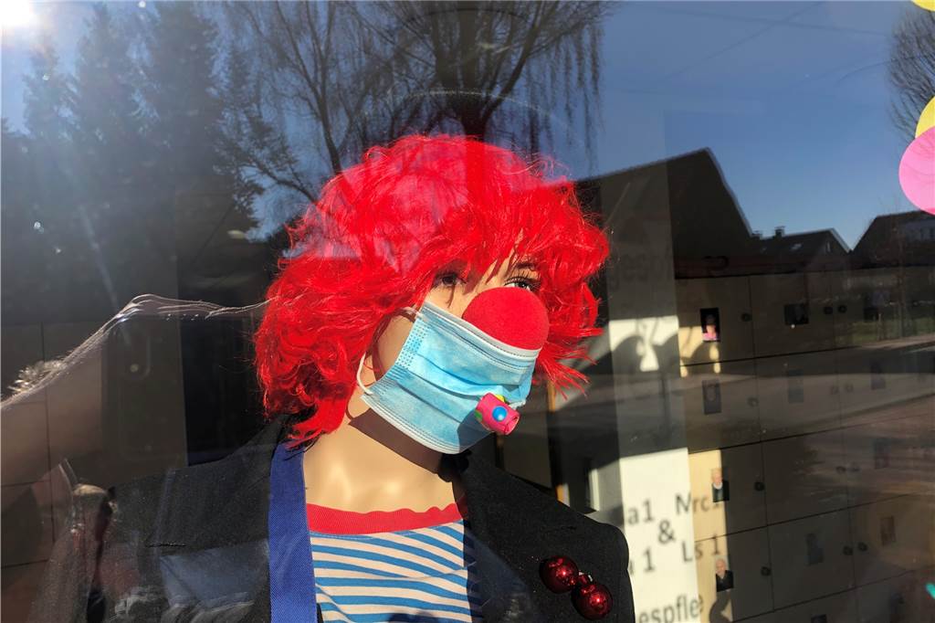 Karneval trotz Krieg und Corona: „Es bleibt ein blöder Beigeschmack“ Dieser Clown mit Corona-Maske und Tröte stand im Eingangsbereich der Erler Tagespflege.