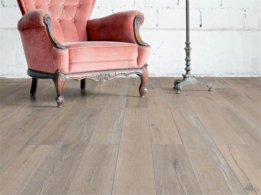 Natürlich und flauschig: Domotex zeigt die Bodenbelag-Trends Dieser Designboden der Classen Holz Kontor GmbH ist wasserfest und robust - und sieht dabei so aus wie ein Parkettboden, der schon einige Jahre erlebt hat. Foto: Deutsche Messe
