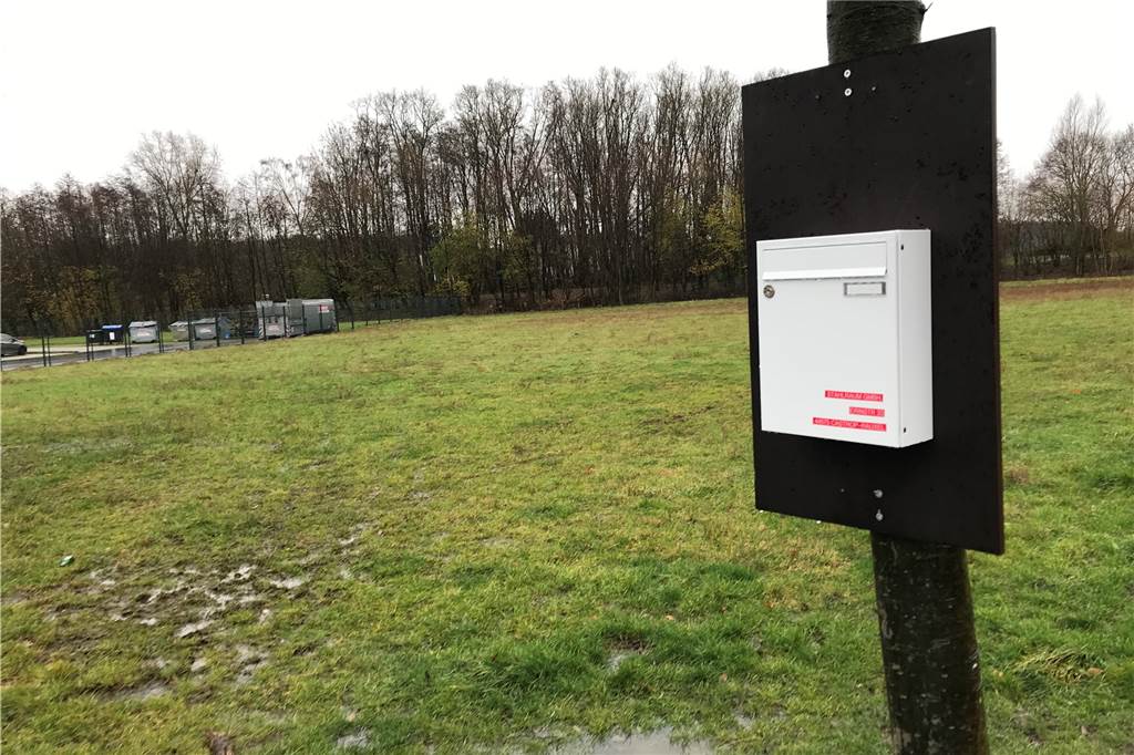 Dieser einsame Briefkasten auf einer Wiese im Erinpark kündete zuerst von der neuen Firma. Dann aber tat sich lange nichts. Unsere Redaktion verschickte einen Brief – und bekam Antwort.