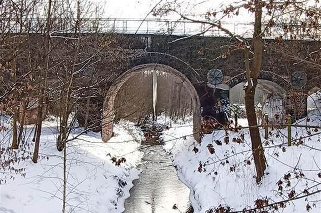 Dieser Eiszapfen wächst seit ein paar Tagen unter einer Brücke in Aplerbeck.