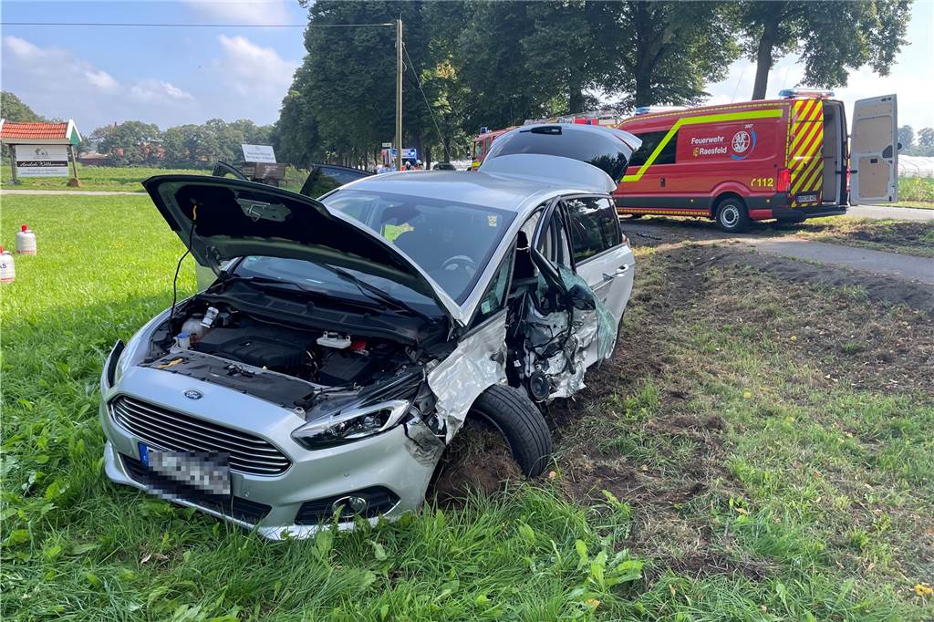 Schwerer Unfall auf der Rhader Straße in Erle: drei Verletzte (mit Video) Dieser Fahrer landete im Feld.