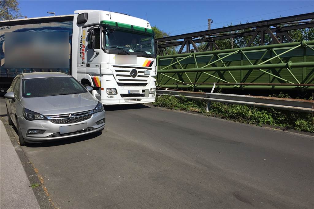 Eberhard Sasse fordert: Gegen rücksichtlose Lkw-Fahrer zur Selbsthilfe greifen Dieser Fahrer musste sogar wieder rückwärts zurück in die Friedhofstraße, um sich nicht festzufahren.