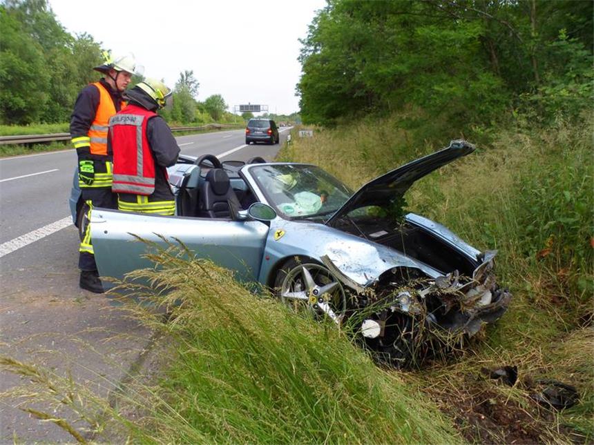 Dieser Ferrari ist nach einem Unfall auf der B236 nur noch Schrott.