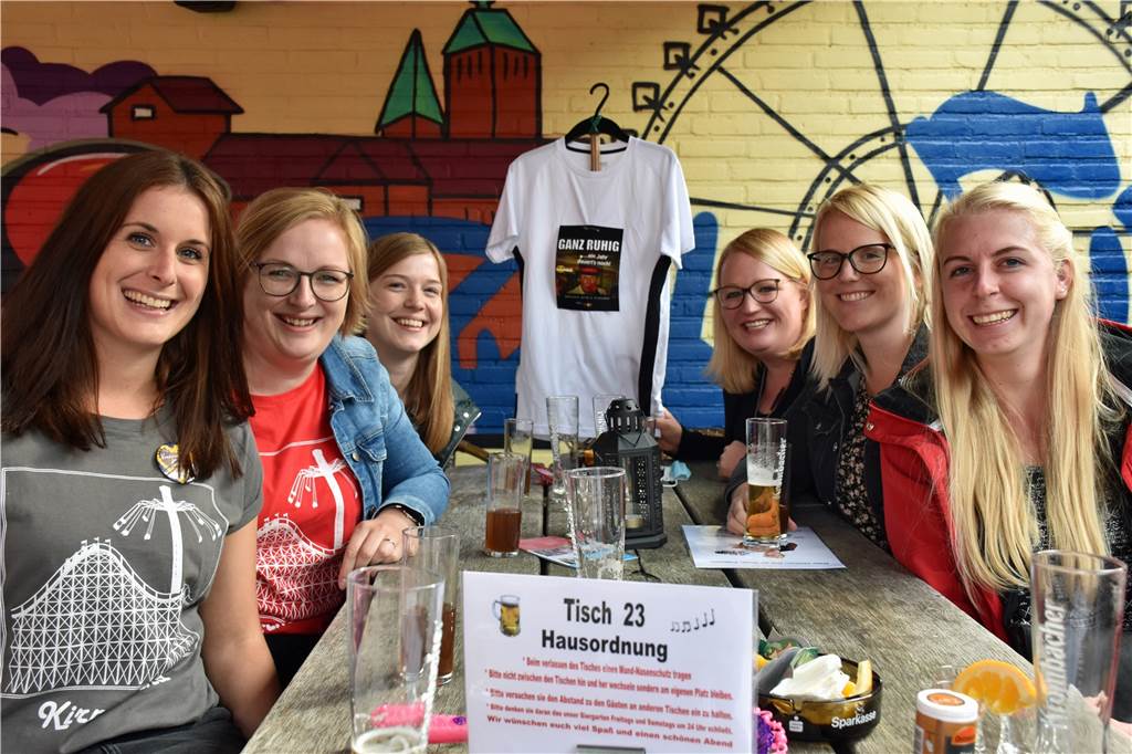 Keine Kirmes heißt nicht kein Spaß: Vredener feiern anders, aber fröhlich Dieser fröhliche Stammtisch hat "Willi" auf dem T-Shirt im Bollerwagen mitgenommen beim Streifzug durch Vreden: Der ehemalige Gastwirt hat bei der Vredener Kirmes immer im Zelt am Viehmarkt mit seinen Schlagern unterhalten.